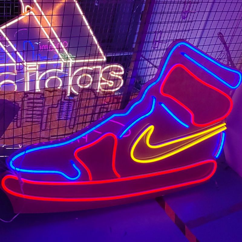 Nike kengät neonkyltit seinä joulukuu2