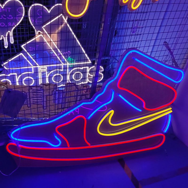 Nike batai neoniniai ženklai siena gruodis3